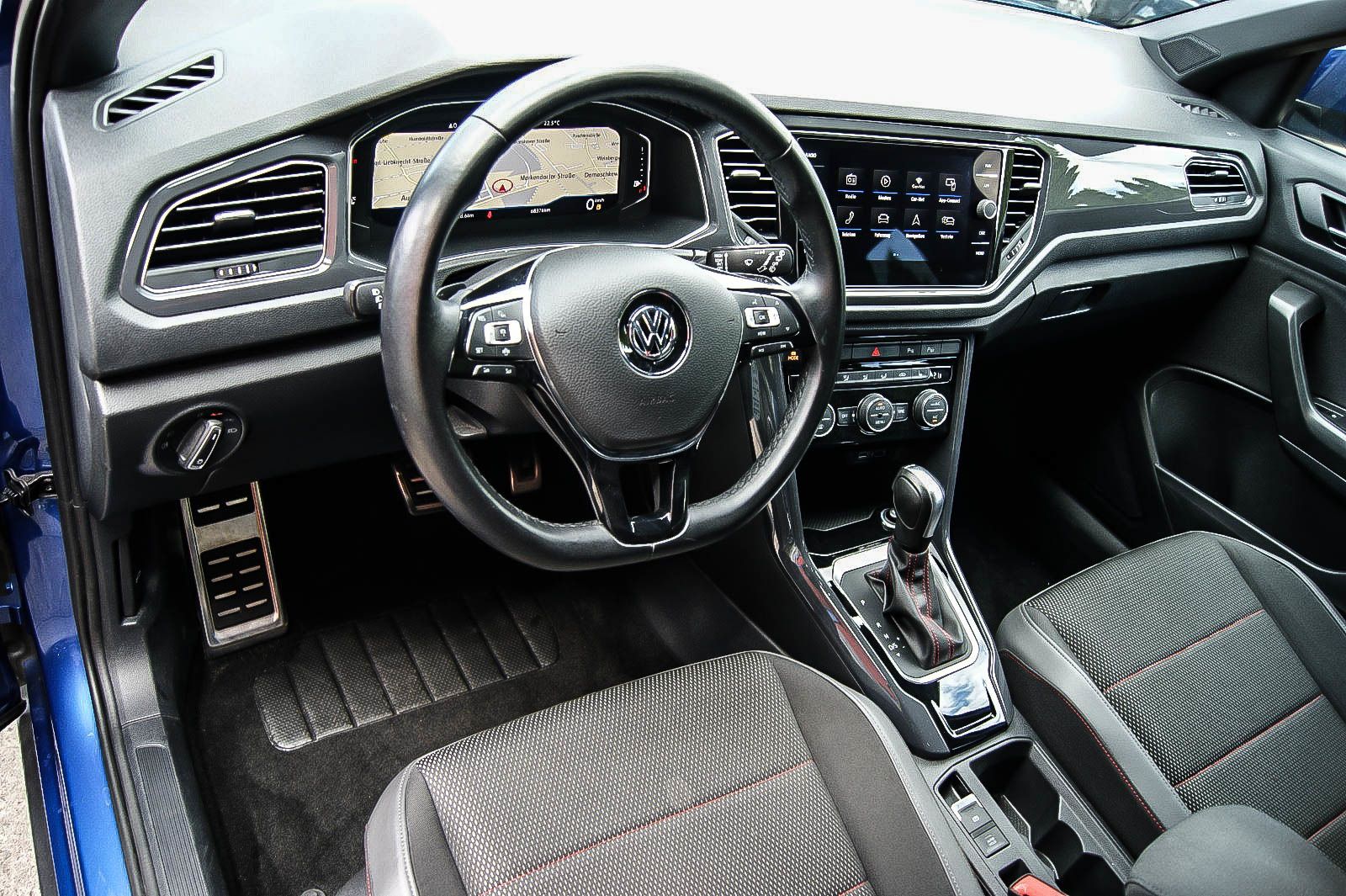 Fahrzeugabbildung Volkswagen T-Roc 20 TDI DSG Sport NAVIGATION SPORT VIRTUAL