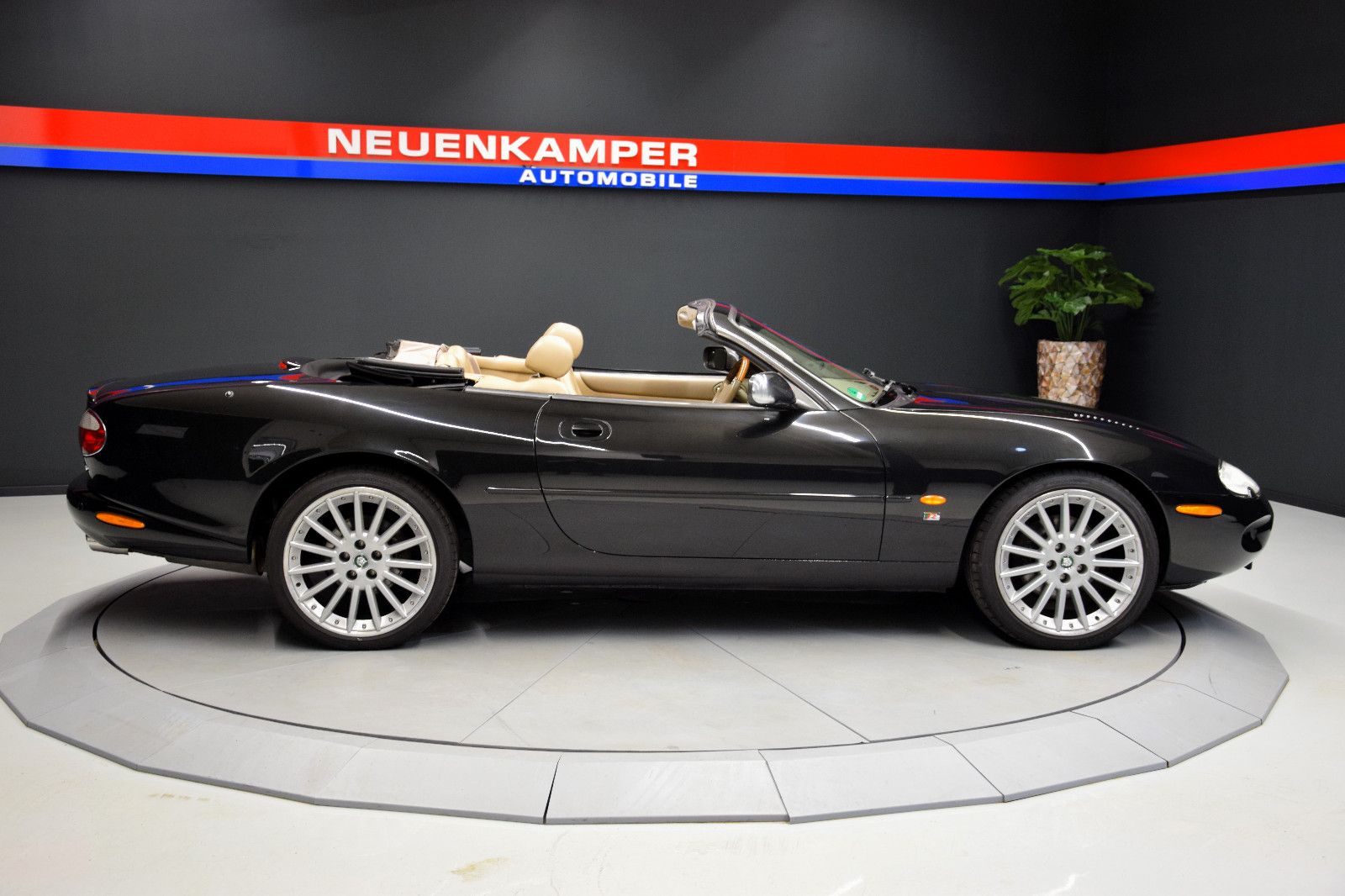 Fahrzeugabbildung Jaguar XKR Convertible Sitzh. Klimaaut. Alpine Tempomat