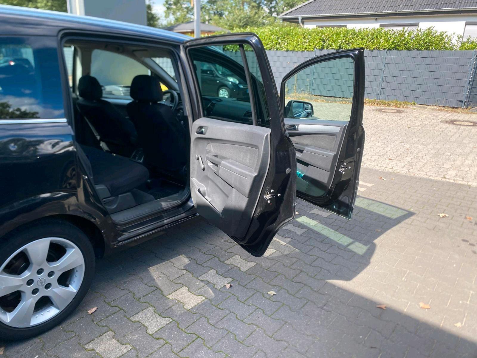 Opel Zafira 2011 — engine 125 HP (92kW)