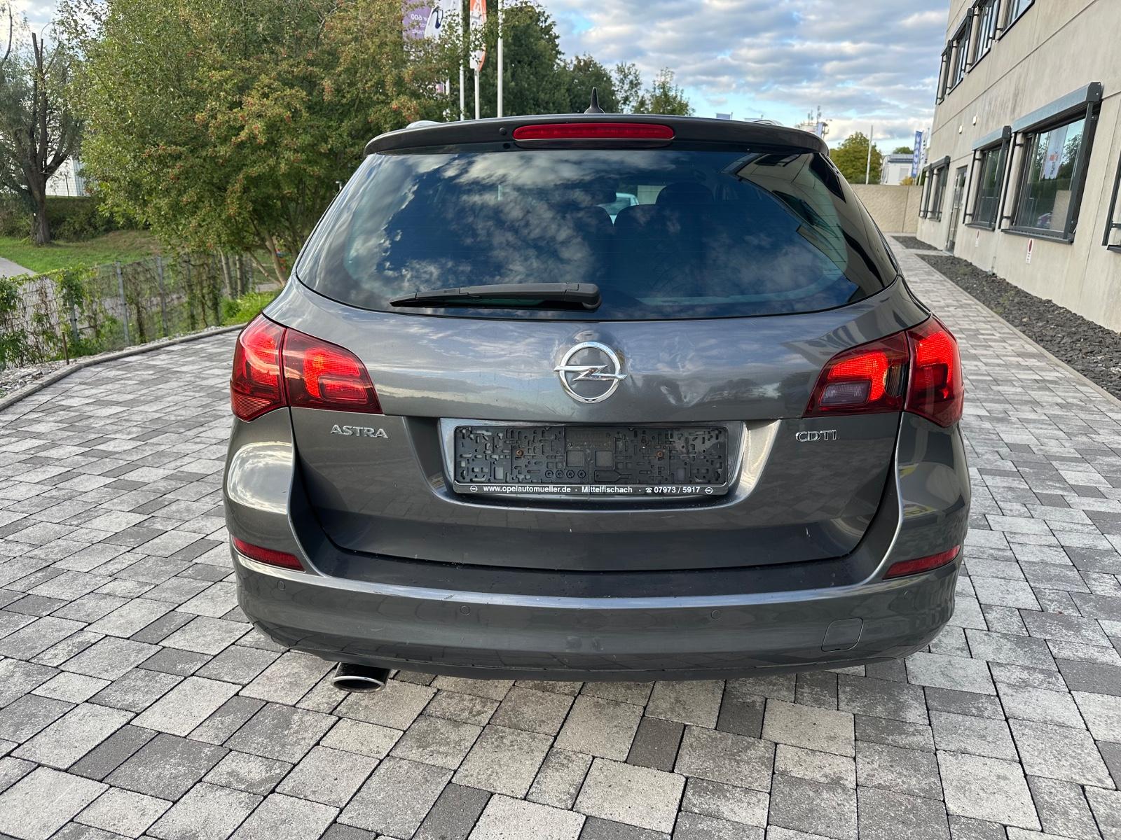 Opel Astra 2011 — photo 16