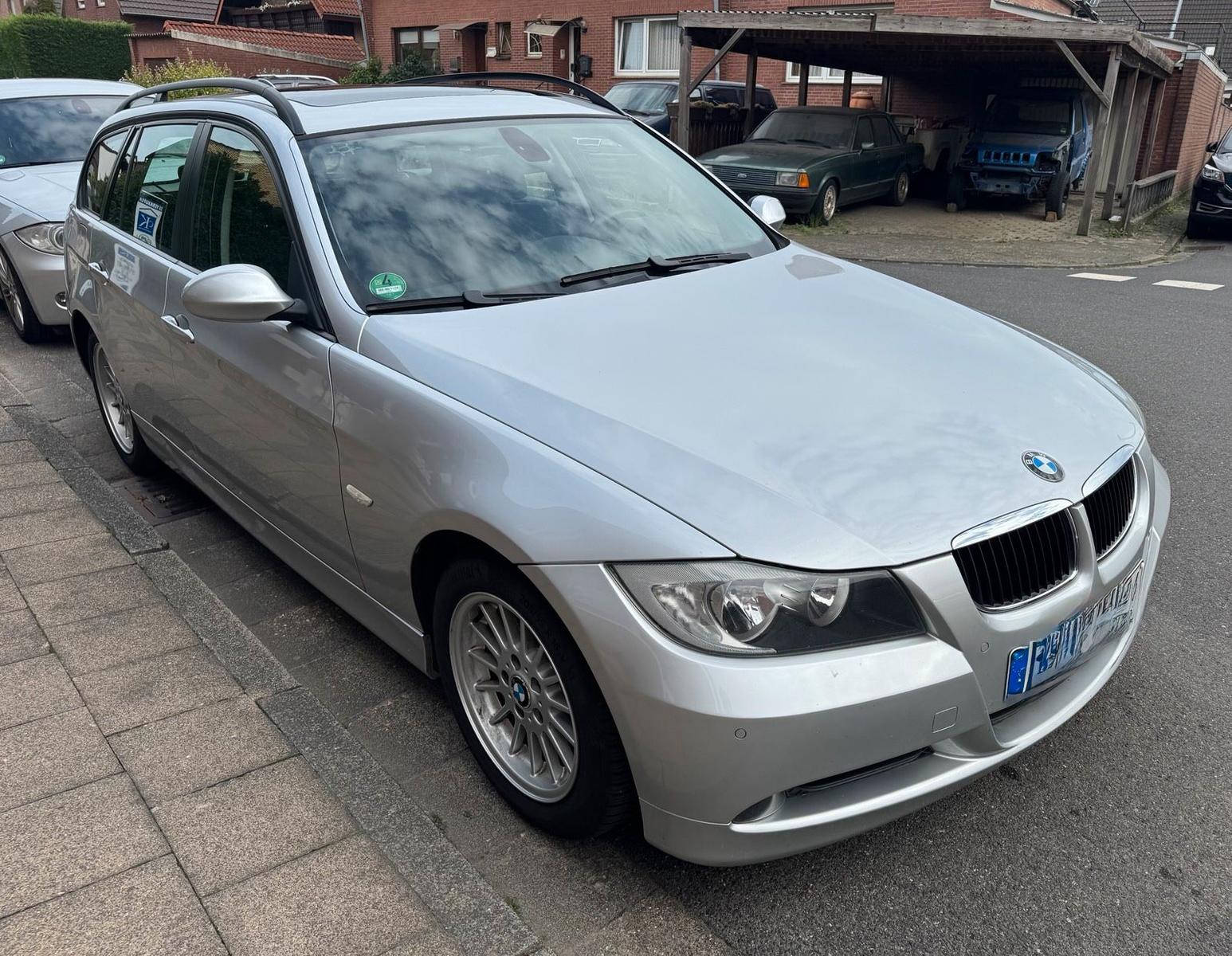 BMW 320 2006 — rear view