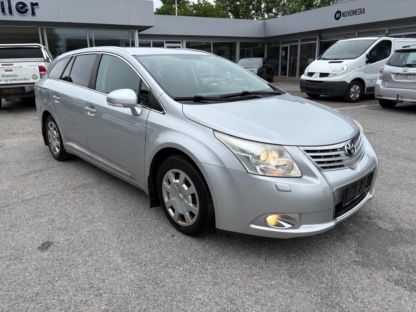 Toyota Avensis 2011 — rear view