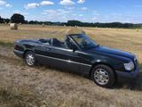 Mercedes-Benz E 220 Cabrio - Mercedes-Benz E 220 mit Benzin-Antrieb: Sportwagen, Automatik