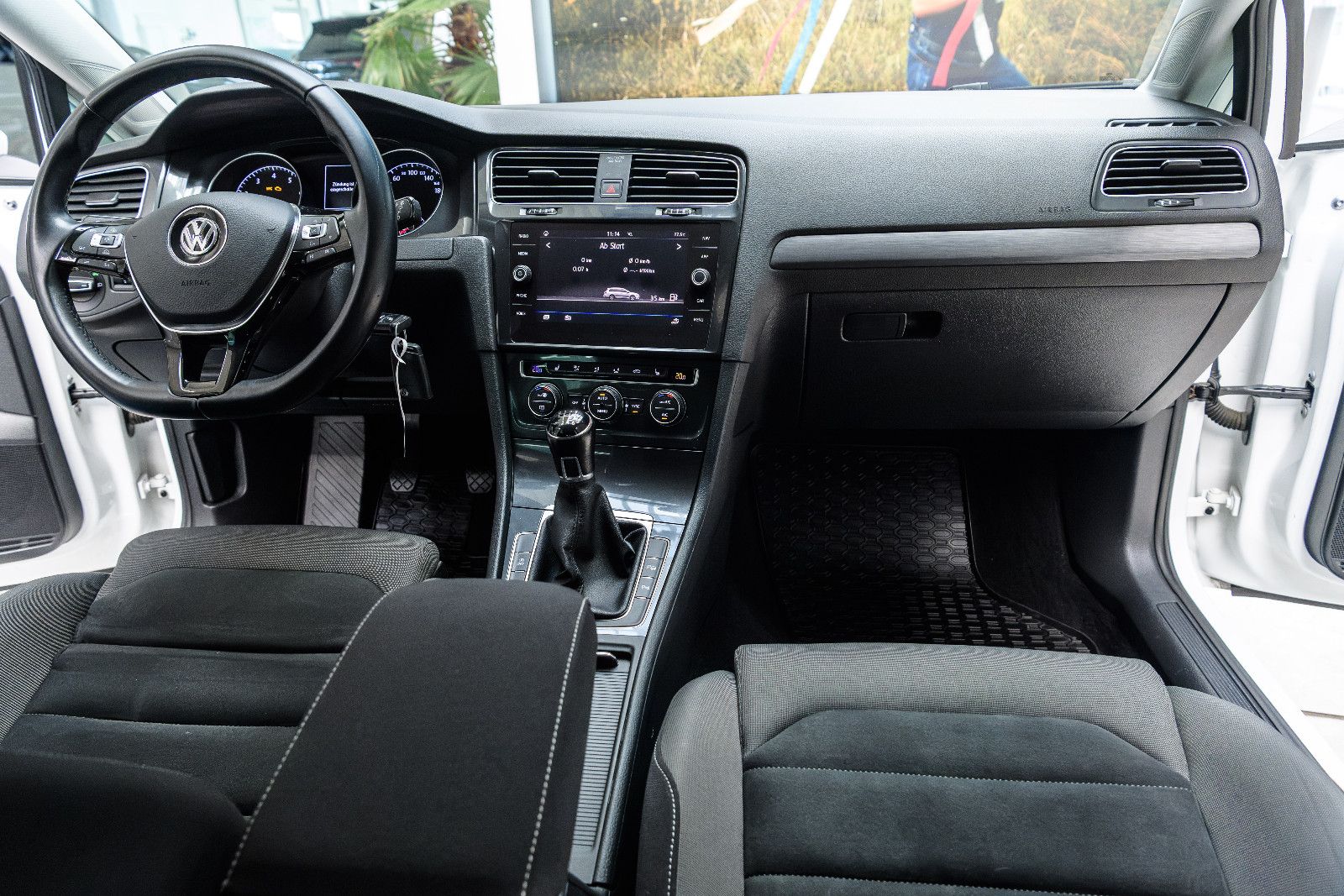 Fahrzeugabbildung Volkswagen Golf VII Variant+R-LINE+AHK+SHZ+NAVI+RFK+GJR