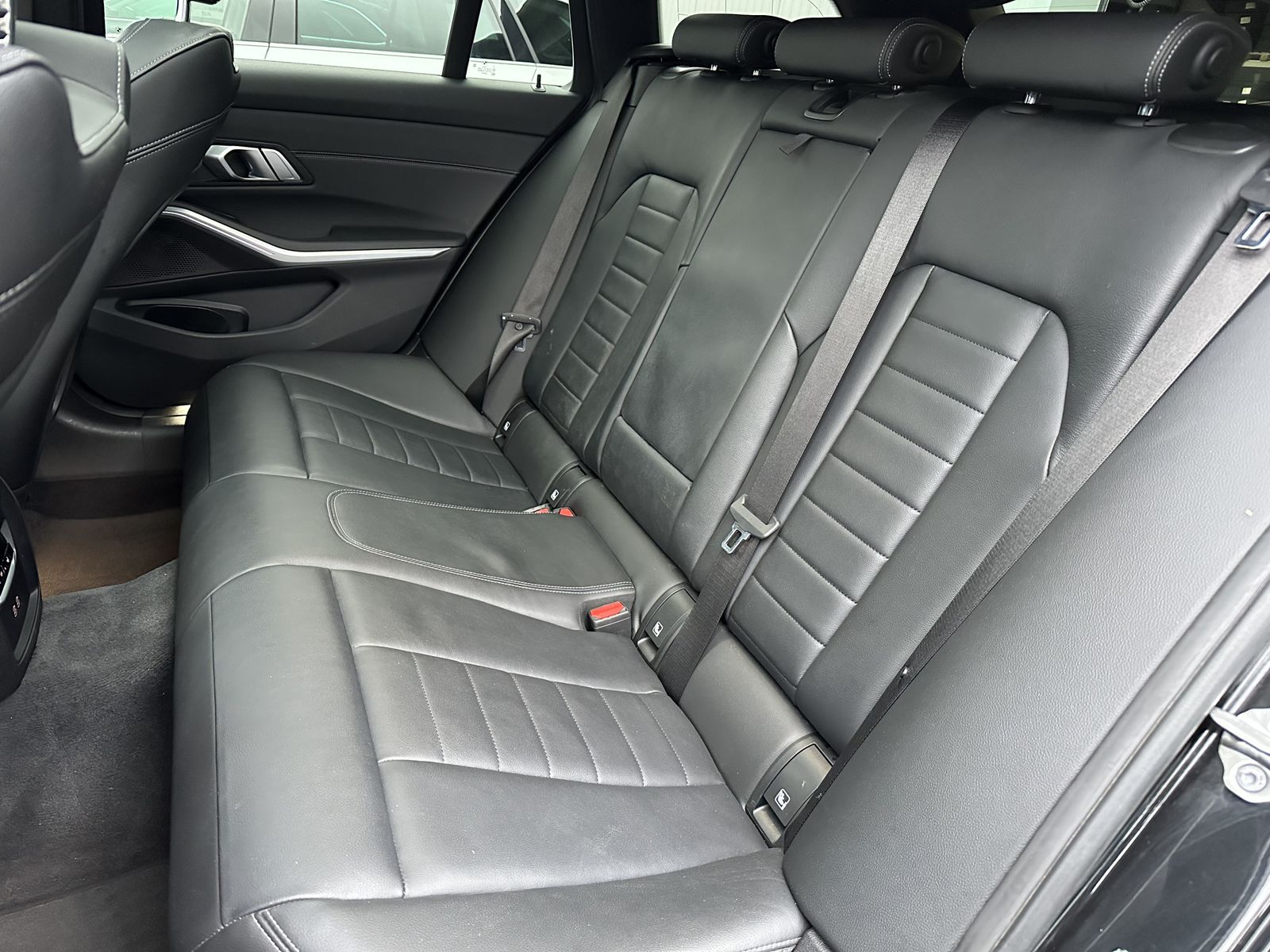 Fahrzeugabbildung BMW 330e Touring xDrive M-Sport NAV+LASER+PANO+HUD