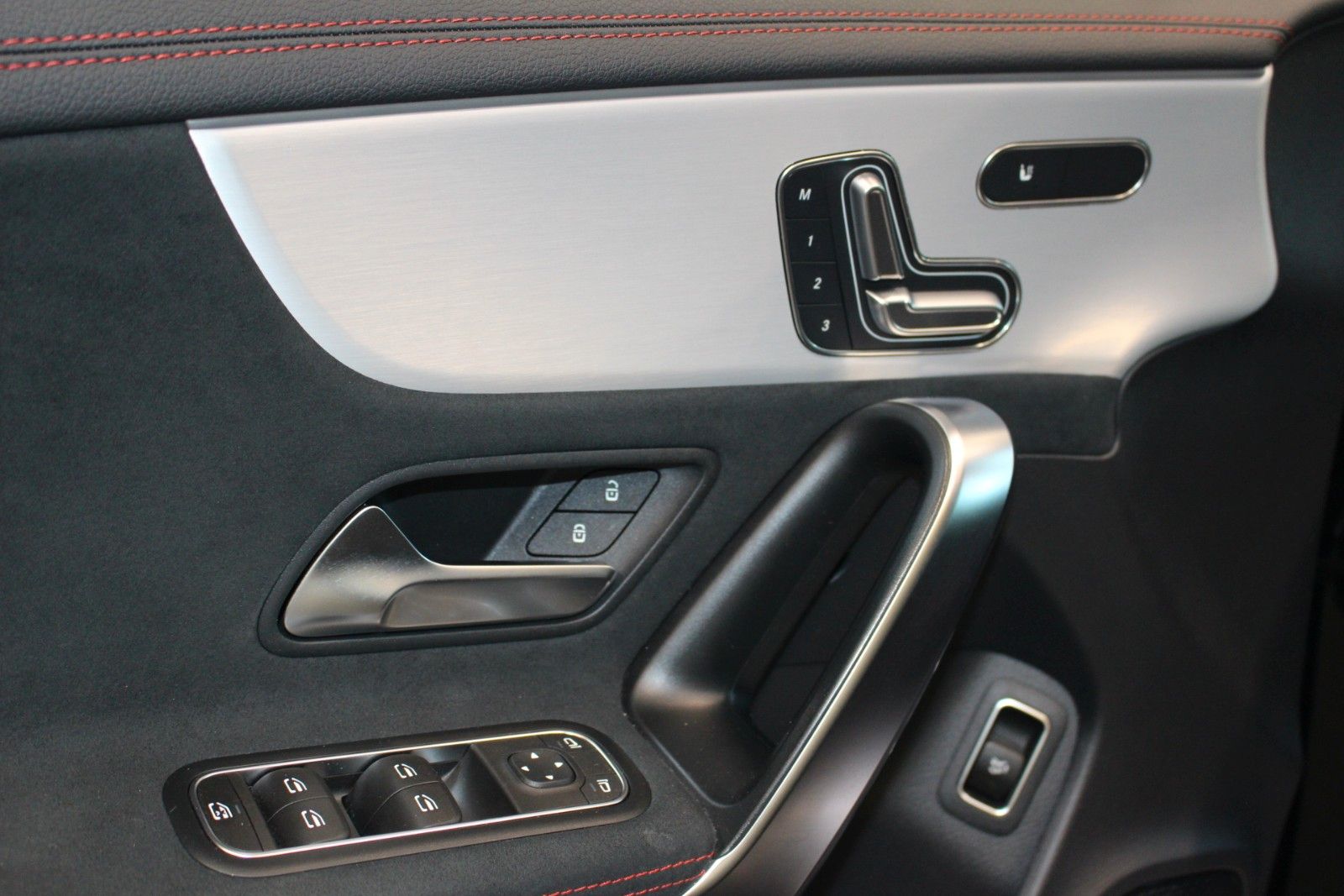 Fahrzeugabbildung Mercedes-Benz CLA 35 AMG 4Matic 1. Hand*Pano*Ambiente*MWST