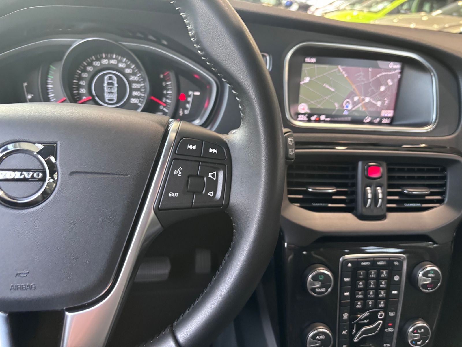 Fahrzeugabbildung Volvo V40 Linje Svart LED NAV SHZ PDC RFK ALU