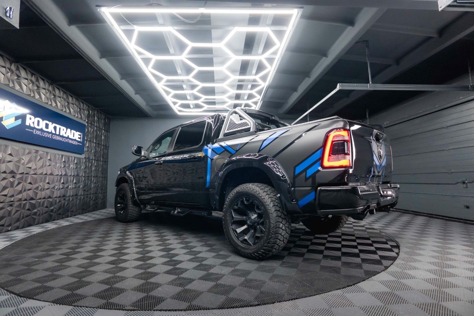 Fahrzeugabbildung Dodge RAM 5.7 V8 HEMI 4x4 OFFROAD Night Unfallfrei LED