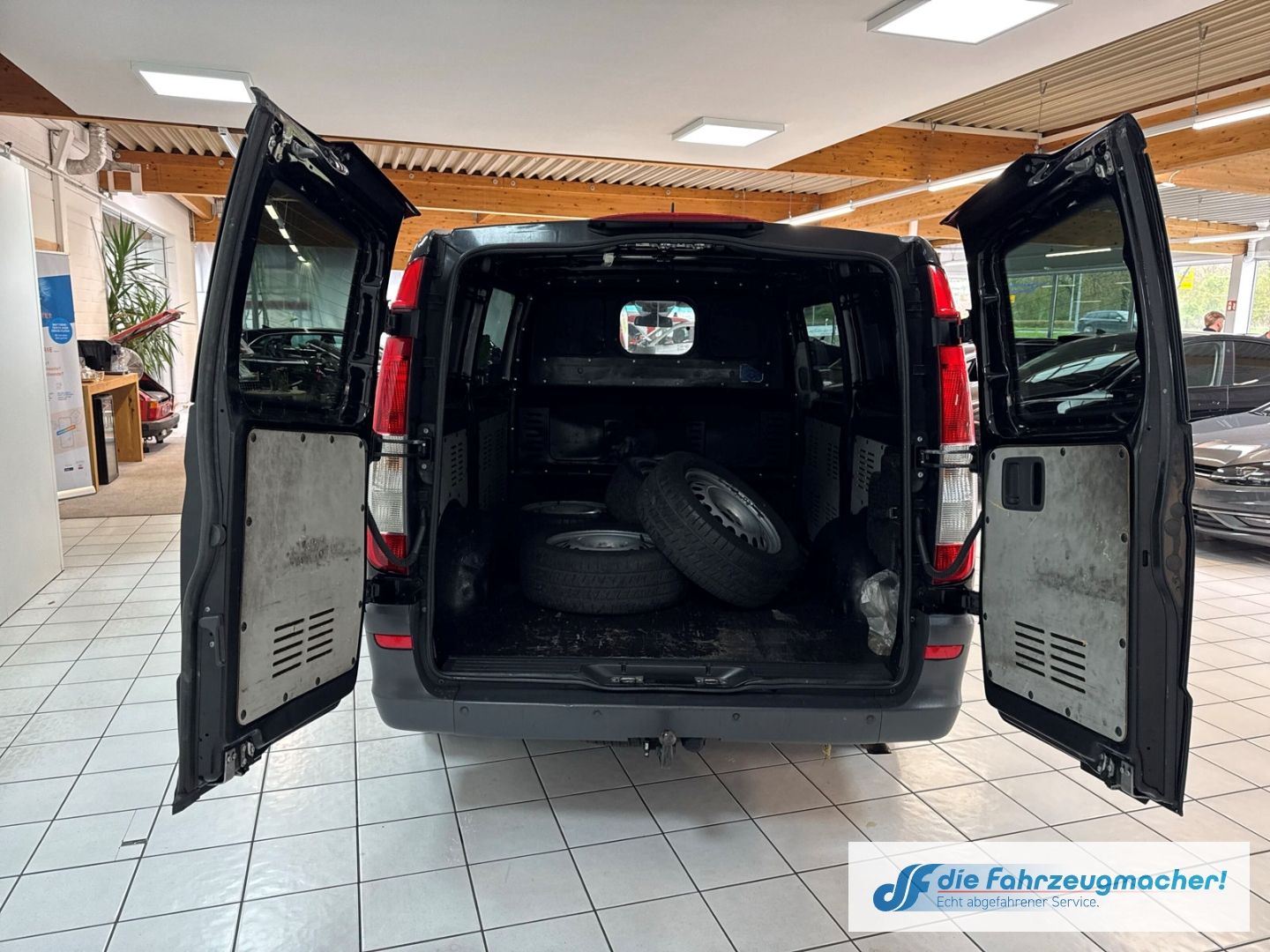 Fahrzeugabbildung Mercedes-Benz Vito Kasten 122 CDI 3,0 V6 lang Luftfe. BI.XENON