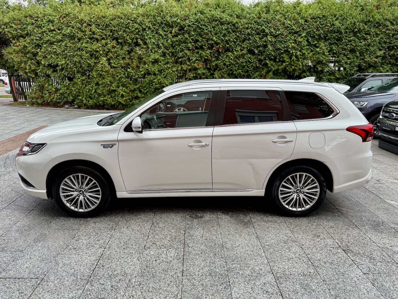 MITSUBISHI Plug-in Hybrid Outlander