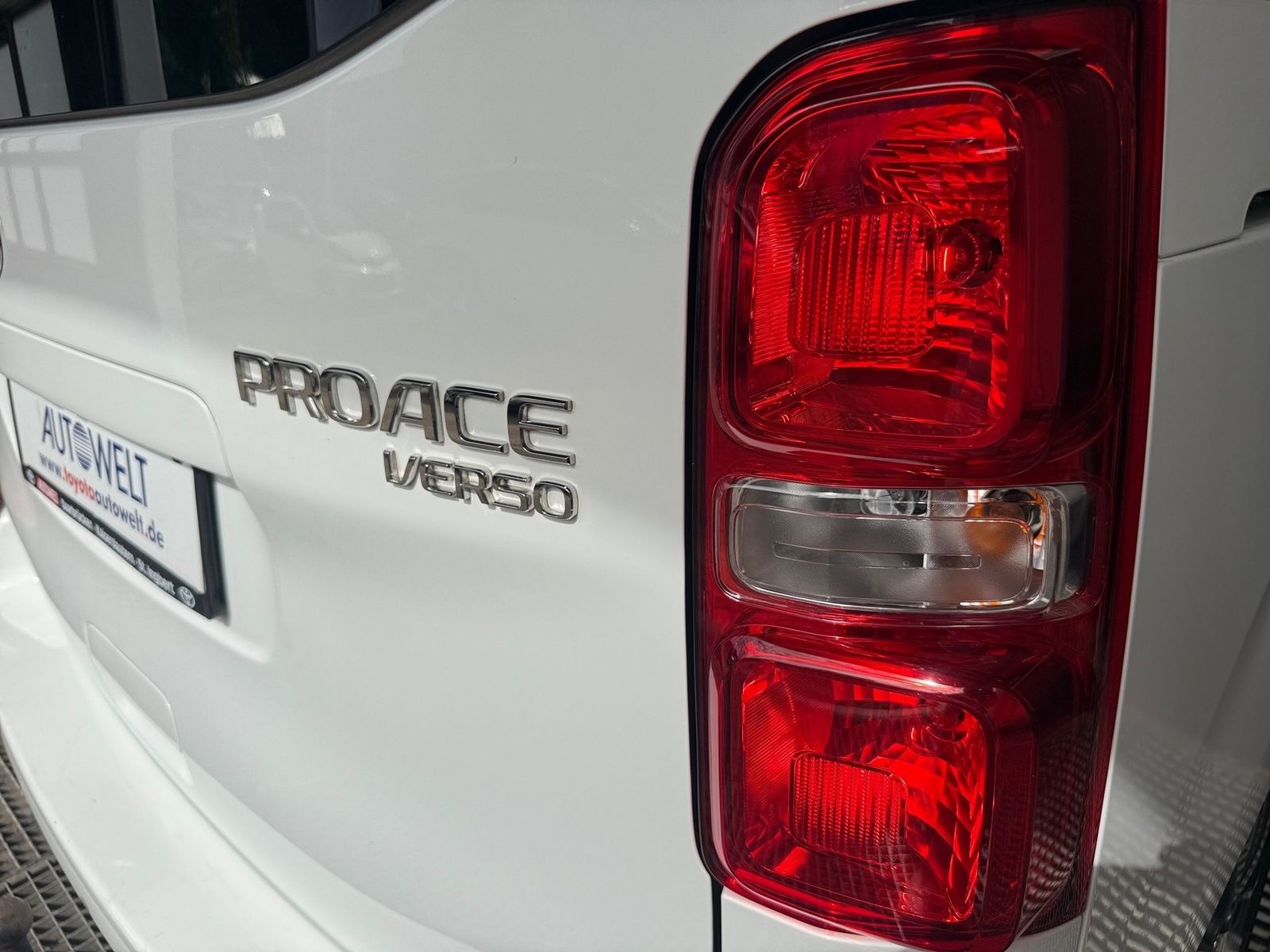 Fahrzeugabbildung Toyota Proace Verso 2.0 D-4D L1 Team D. 8 Sitzer