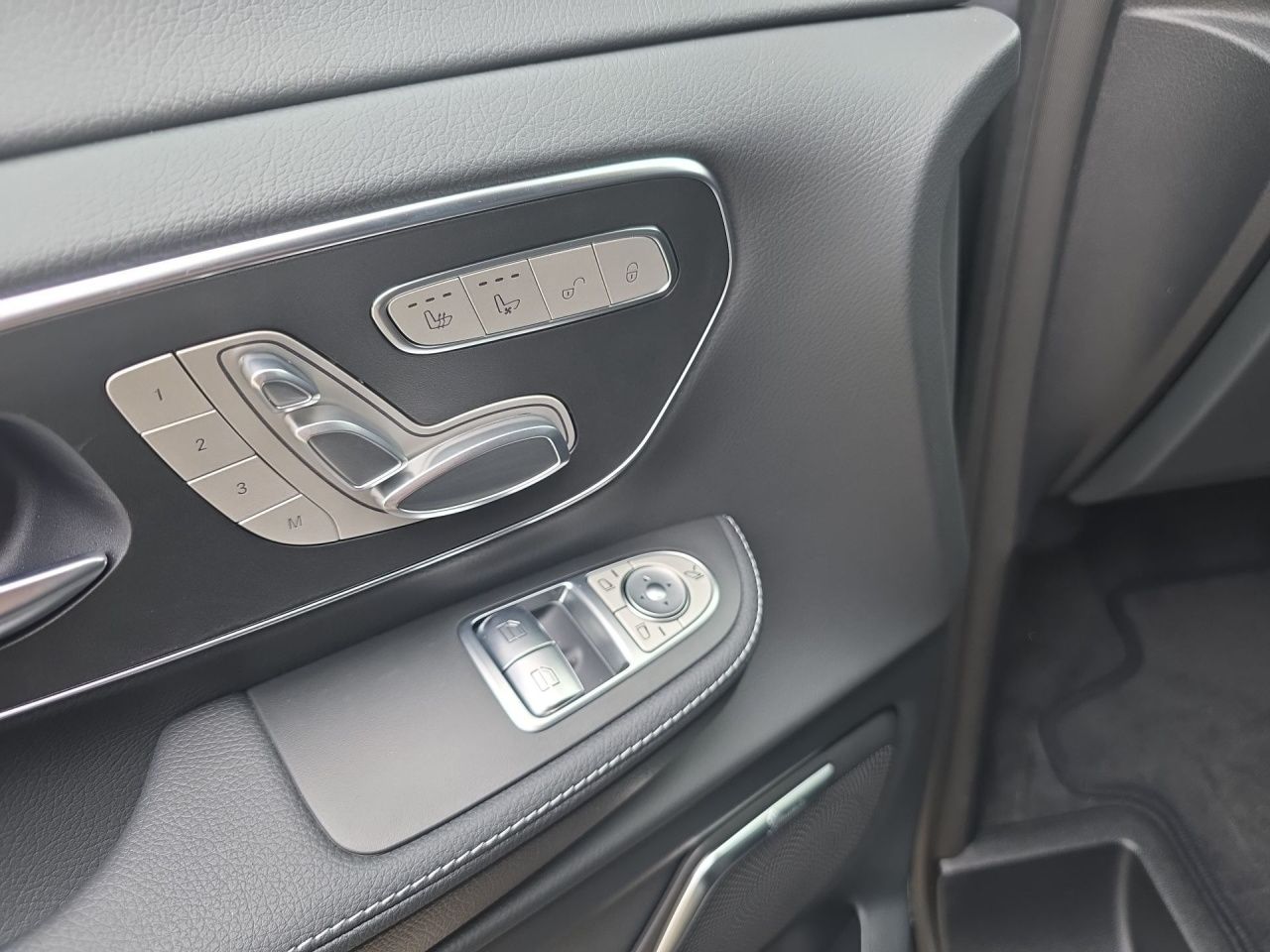 Fahrzeugabbildung Mercedes-Benz V 300 d AVG/L*Allrad*8-Sitzer*AHK*Standheizung*3