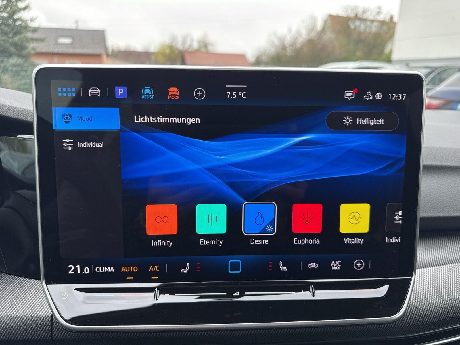 Volkswagen Golf 1.5 eTSI DSG R-Line AHK Matrix Black Style, миниатюра 17