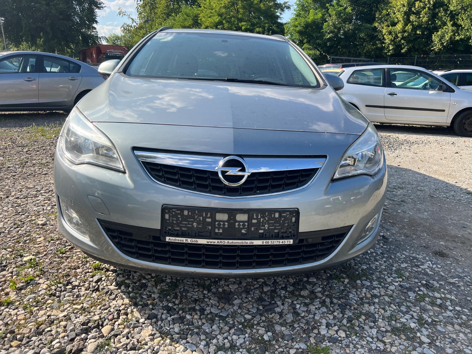 Opel Astra 2011 — вигляд ззаду
