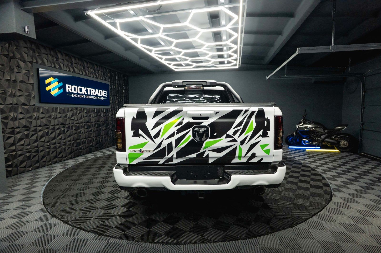 Fahrzeugabbildung Dodge RAM 5.7 V8 HEMI 4x4 OFFROAD Night-Paket LONGBED