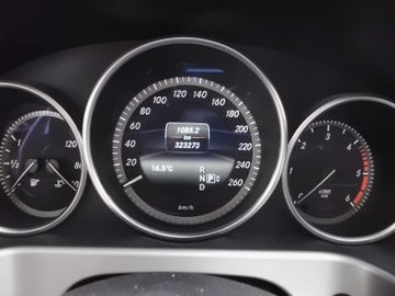 Mercedes E 220 - 12