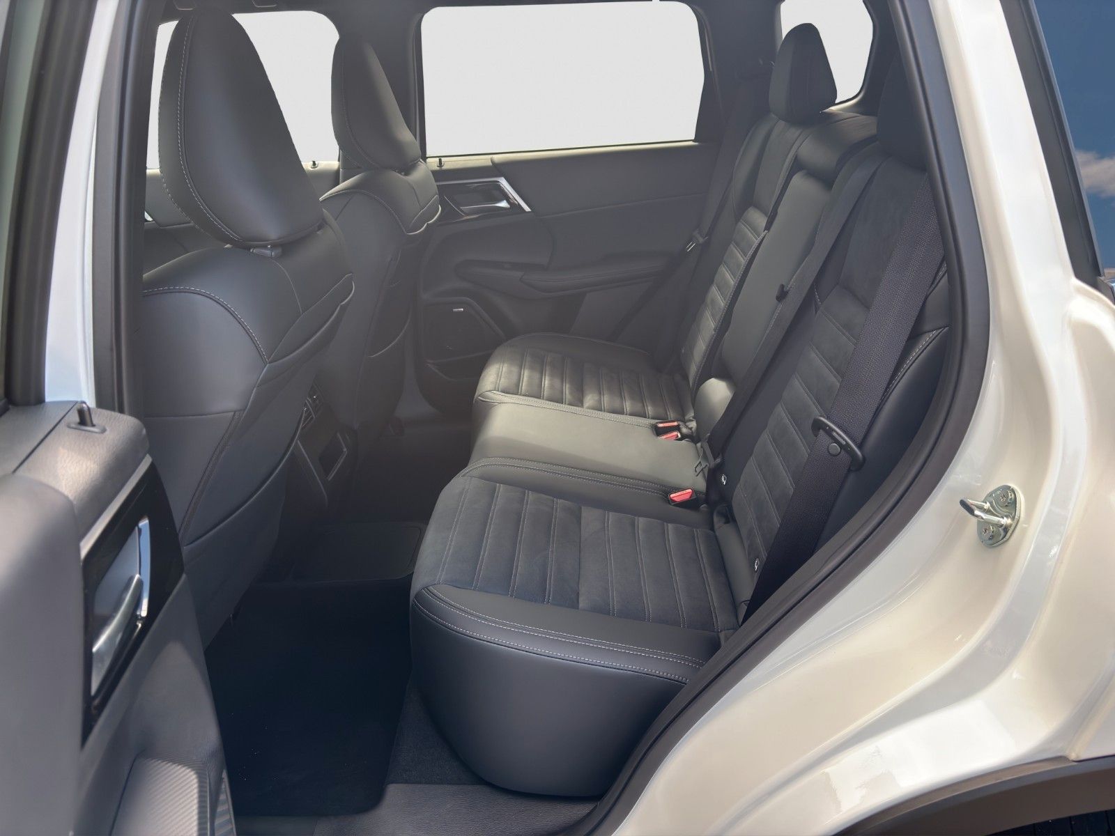 Fahrzeugabbildung Mitsubishi Outlander 2.4 PHEV S-AWC Select