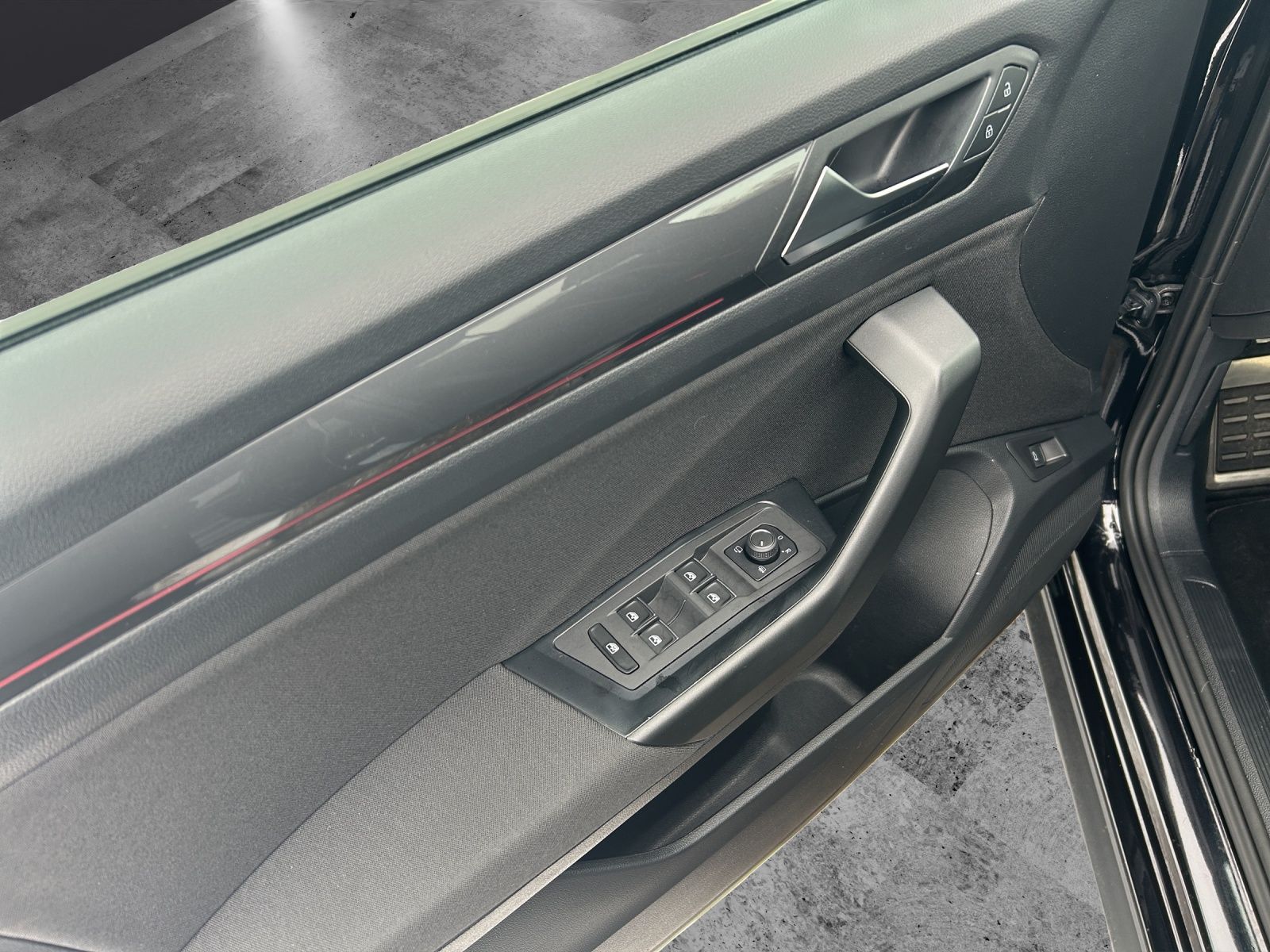 Fahrzeugabbildung Volkswagen T-Roc TSI Sport DSG 4M LED Navi ACC RFK SH