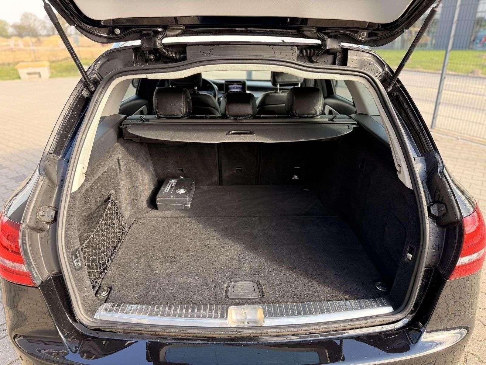 Mercedes-Benz C 180 Kombi/Amg-Line/Led/SHZ/MFL/Tempomat/PDC