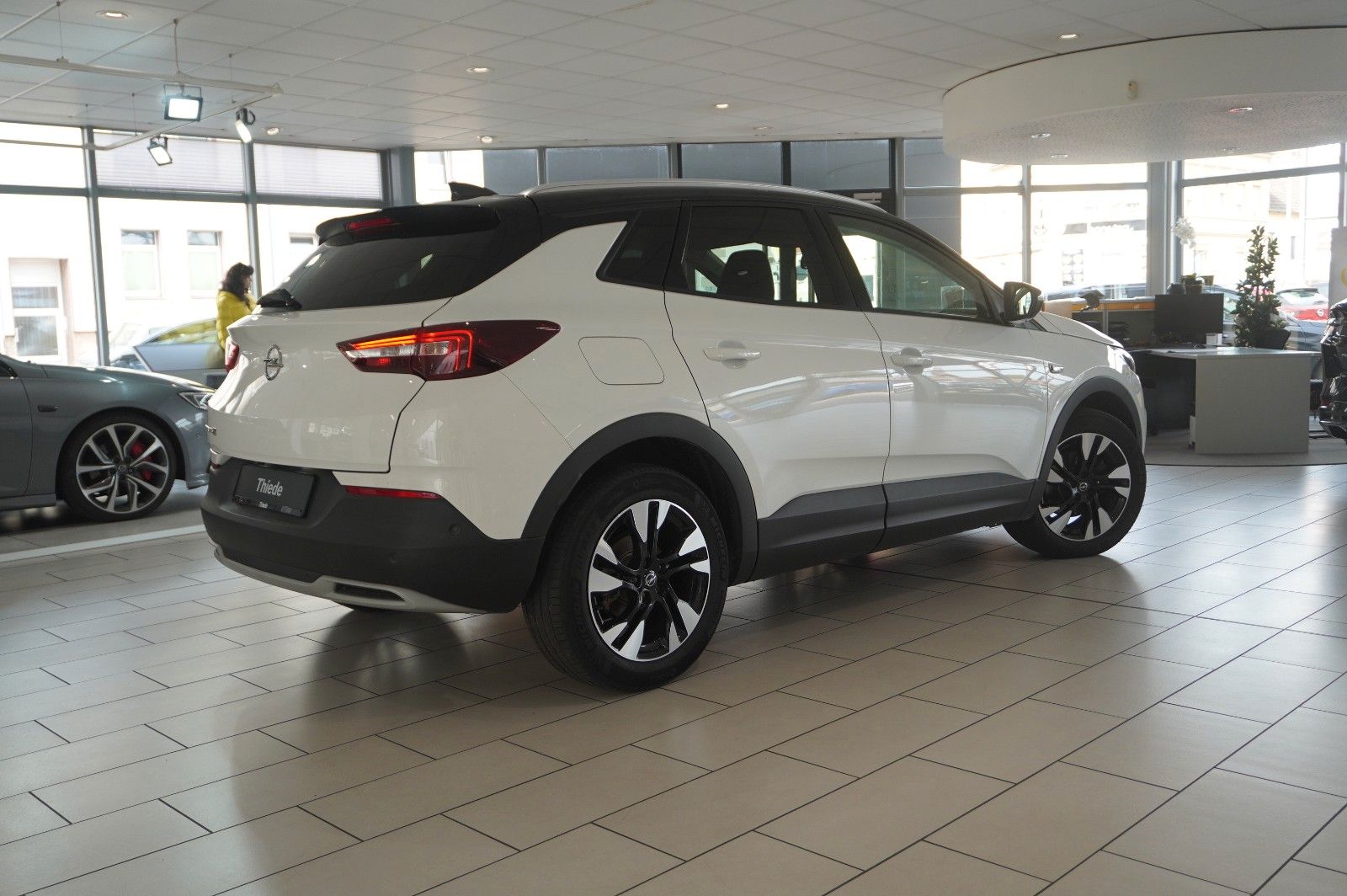 Fahrzeugabbildung Opel Grandland 1.5D ELEGANCE NAVI/LED/KAMERA/SPORT/SH