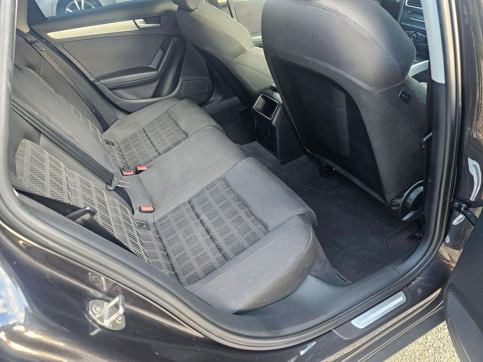 Audi A4 2010 — photo 7