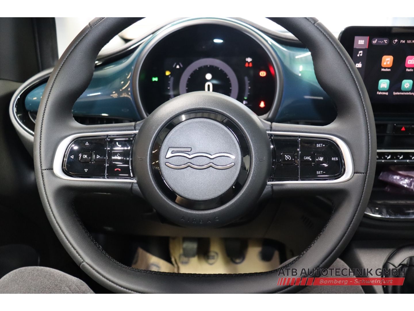 Fahrzeugabbildung Fiat 500 ICON + Komfortpaket Hybrid 1.0l PDC Rückfahr