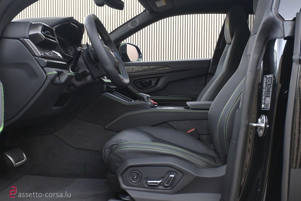 LAMBORGHINI Urus 2026