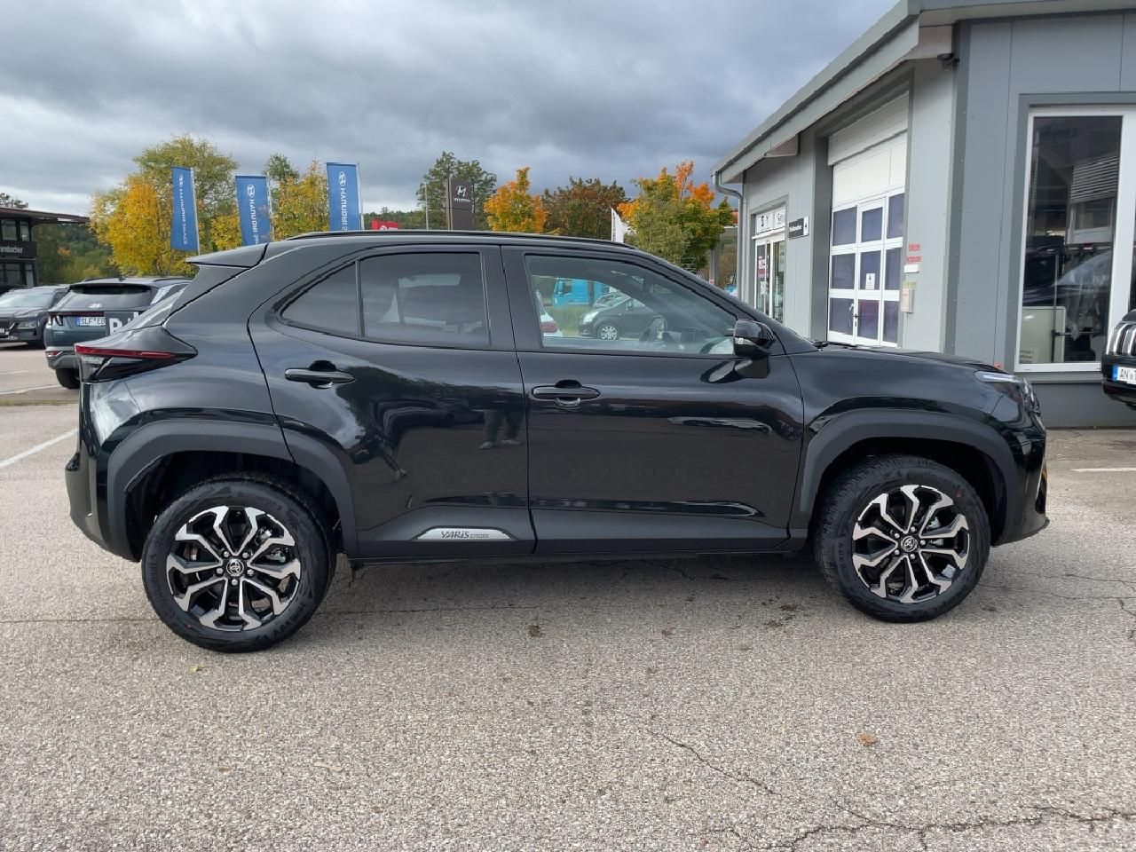 Fahrzeugabbildung Toyota Yaris Cross 130PS Hybrid SONDEREDITION Black&Whi