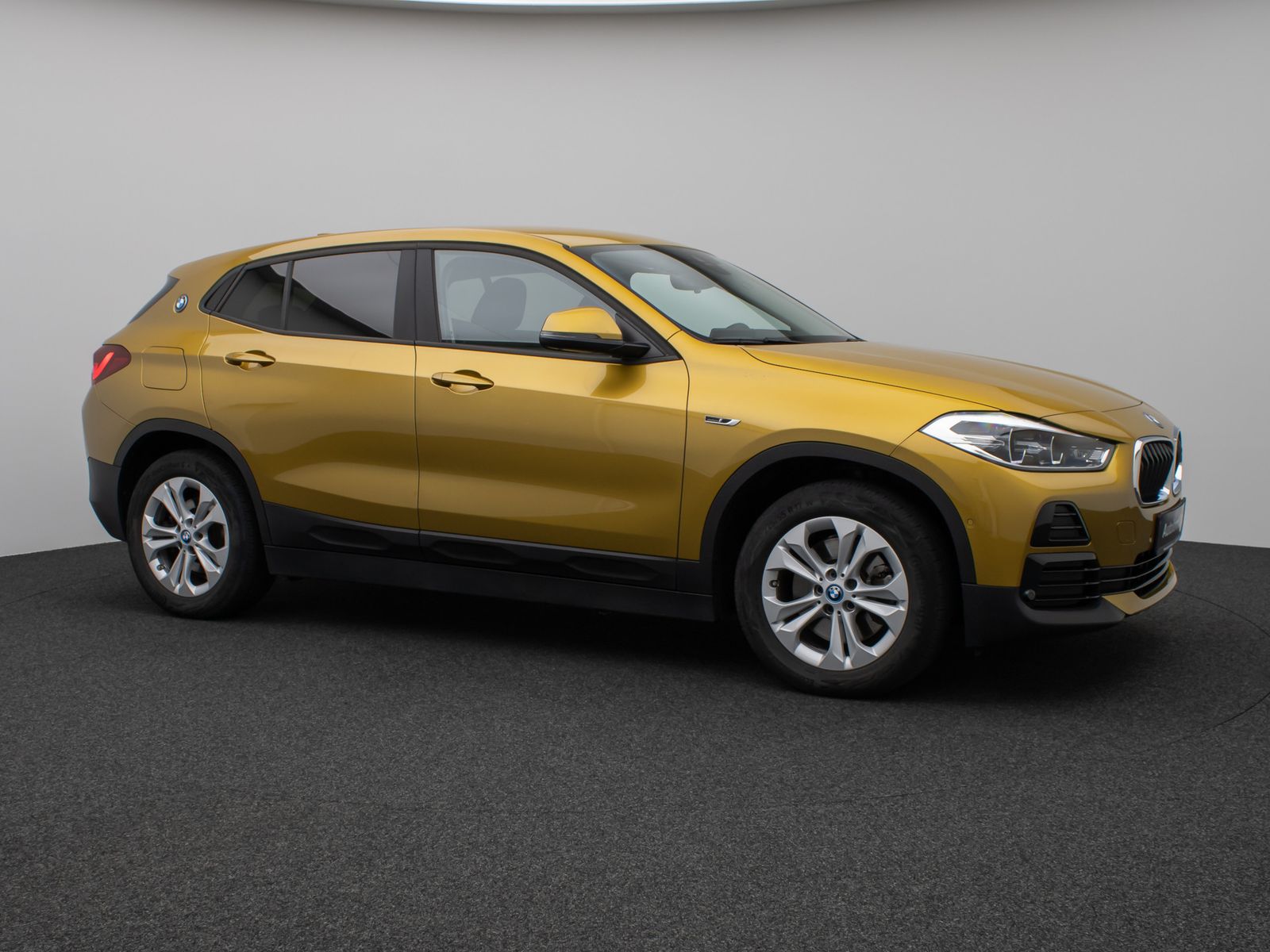 Fahrzeugabbildung BMW X2 xD25e Kamera HUD DAB Navi+ Alarm Sport LED