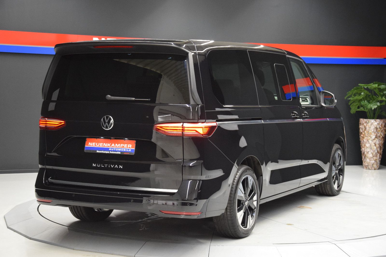 Fahrzeugabbildung Volkswagen T7 Multivan Style Lang Pano ACC Matrix AHK vis-a