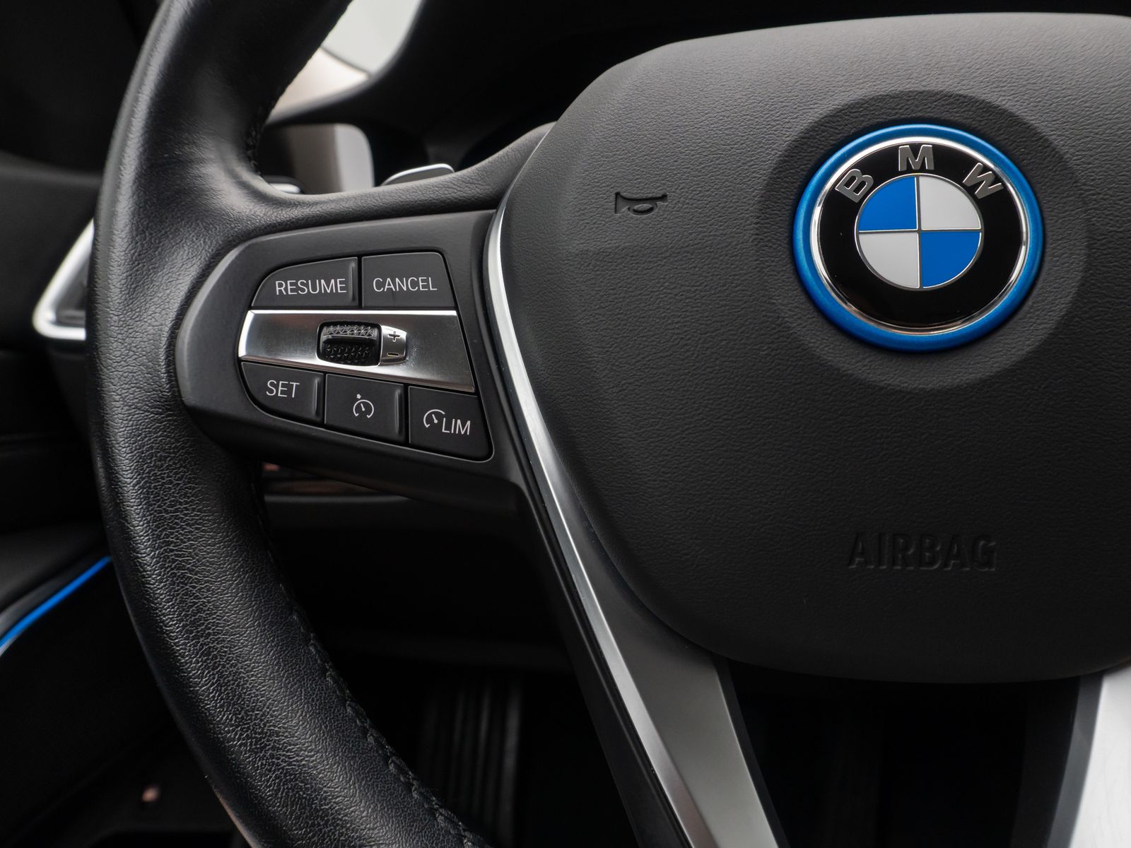 Fahrzeugabbildung BMW 320e Sport Line Alarm DAB PDC GeschwindigReg 18"