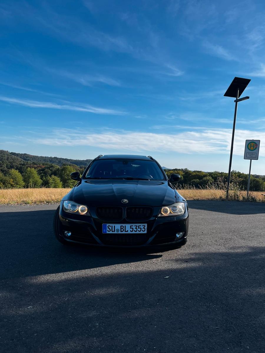 BMW 320 2010 — interior