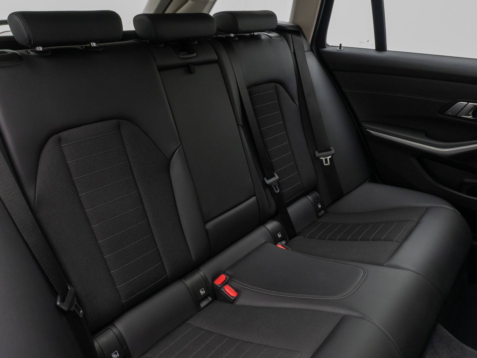 Fahrzeugabbildung BMW 330d xD Panorama DAB HiFi Stop&Go PDC AHK Sport