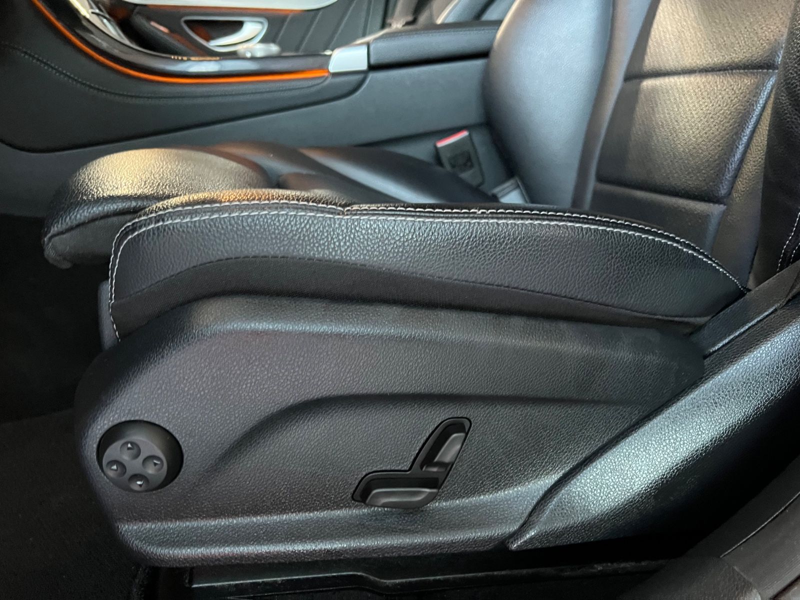 Fahrzeugabbildung Mercedes-Benz GLC 250 d 4Matic AMG LINE *DESIGNO-LACK*