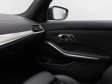 Fahrzeugabbildung BMW 320e Advantage DAB HiFi PDC AHK Alarm LED Sport