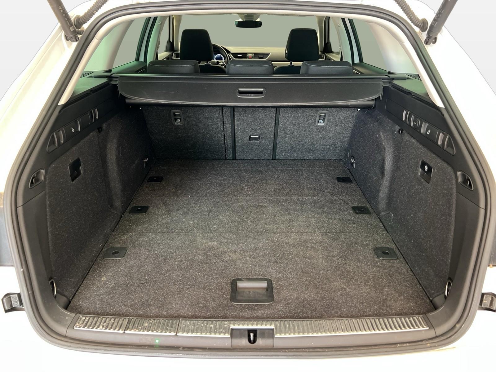 Skoda Superb Combi 2.0 TDI Style AHK RFK 19" NAVI ACC