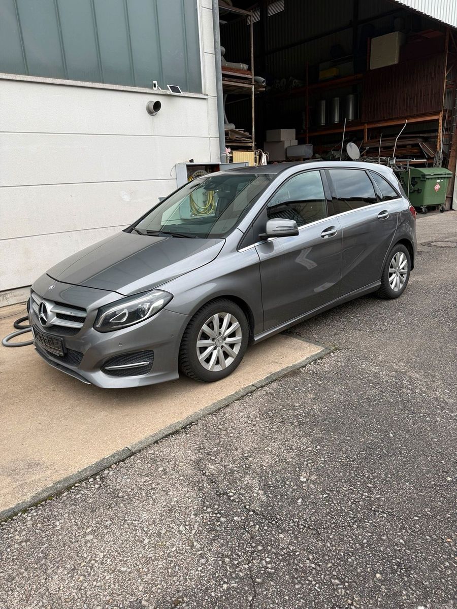 MERCEDES-BENZ B 180