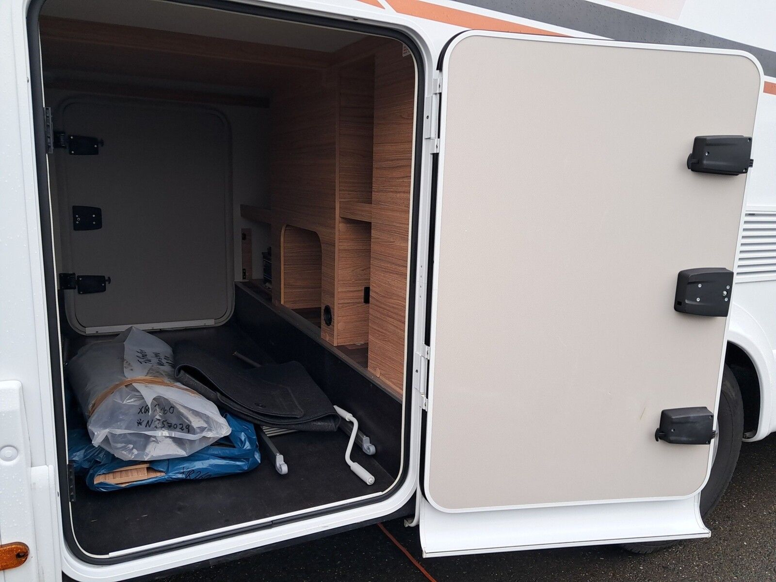 Fahrzeugabbildung Weinsberg CaraCompact Suite MB EDITION PEPPER 640 MEG AHK