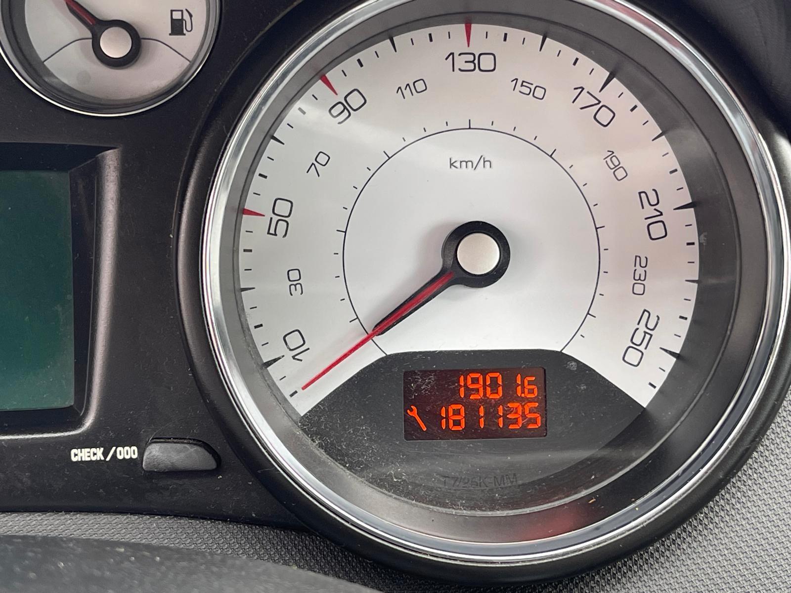 Peugeot 308 2010 — photo 15