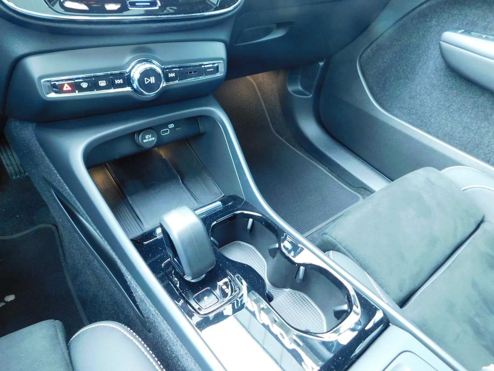 Fahrzeugabbildung Volvo C40 Recharge Twin Motor Ultimate AWD