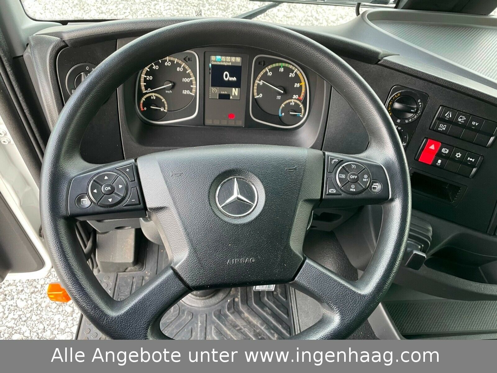 Fahrzeugabbildung Mercedes-Benz Atego 1524 L TK Carrier Schmitz Aufbau LBW/Aut.