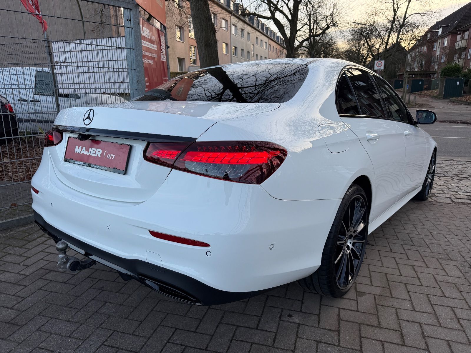 Fahrzeugabbildung Mercedes-Benz E 220d AMG*JUNGE STERNE*MUTLIBEAM*BURMESTER*AHK
