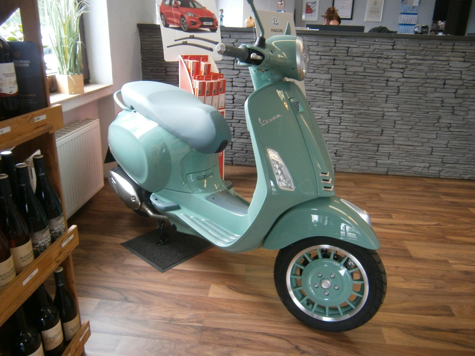Vespa Primavera 125 Livrea 80TH