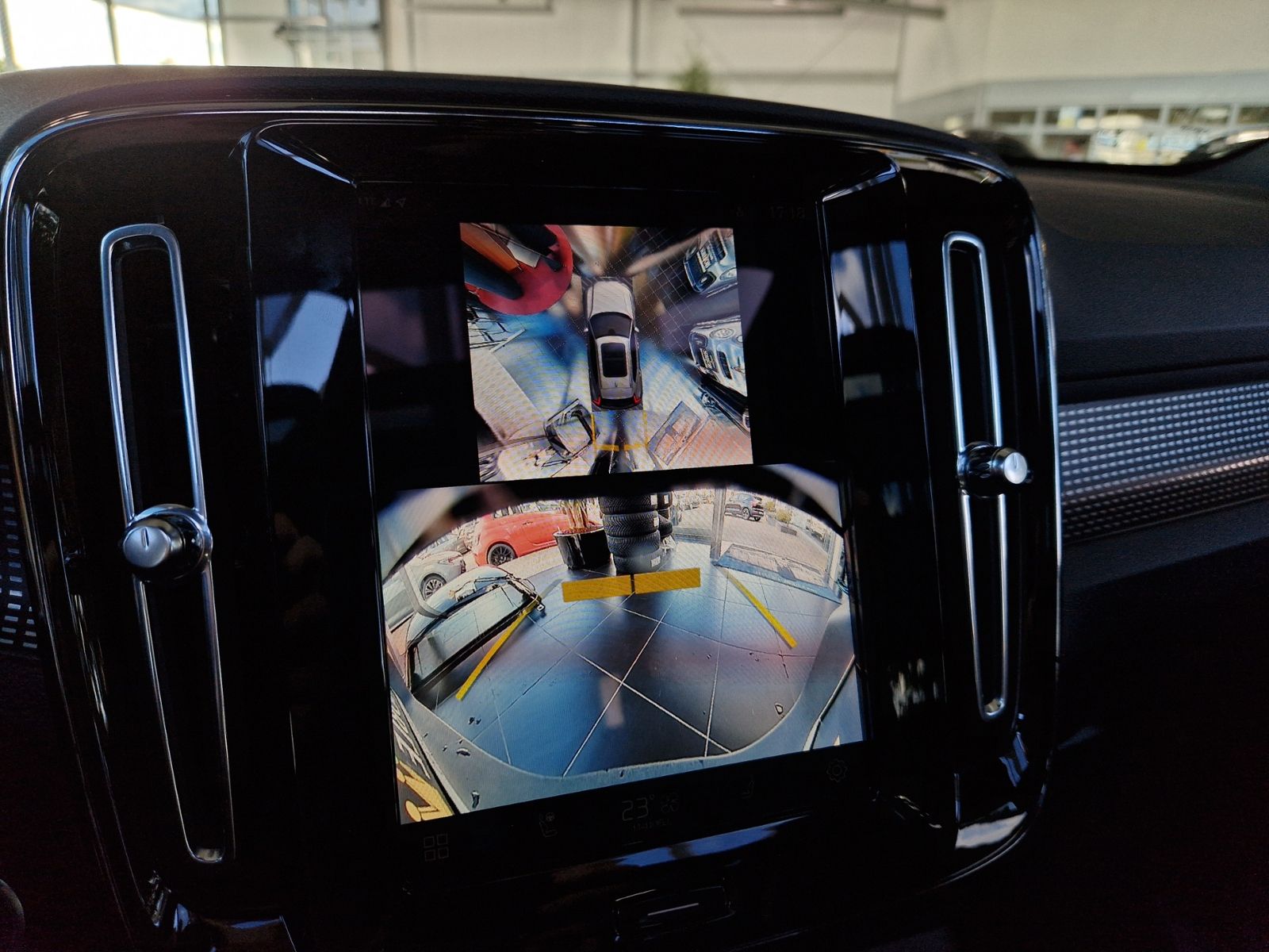 Fahrzeugabbildung Volvo XC40 Ultra Dark PANO KLIMA ALU AHK NAVI