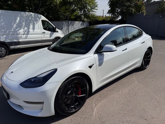 Tesla Model 3 Allradantrieb mit Dualmotor Performa...