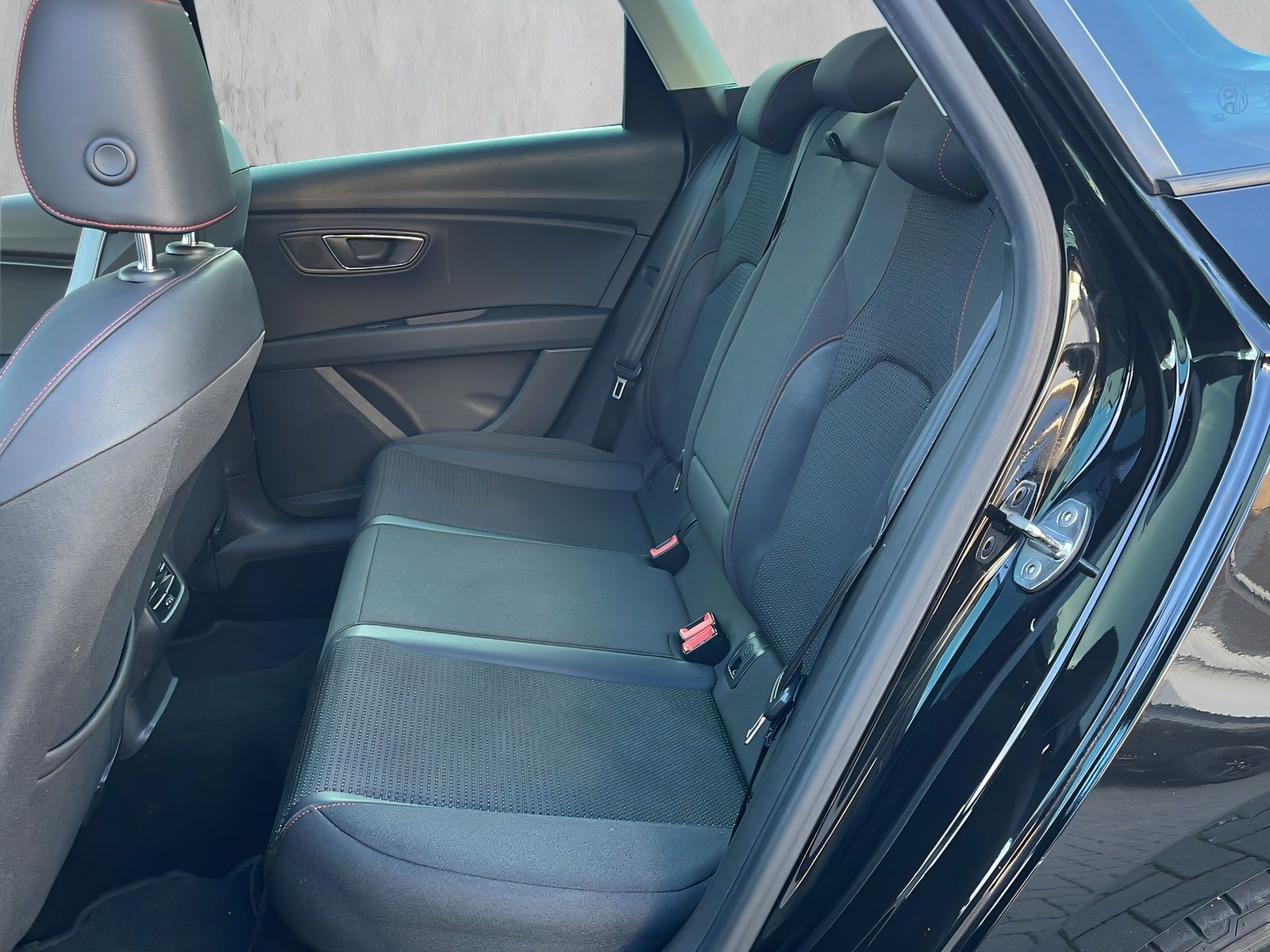 Fahrzeugabbildung SEAT Leon 2.0 TDI ST FR DSG NAVI PANO LED TEMPOMAT