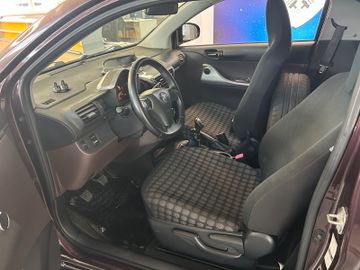 Toyota IQ - 9
