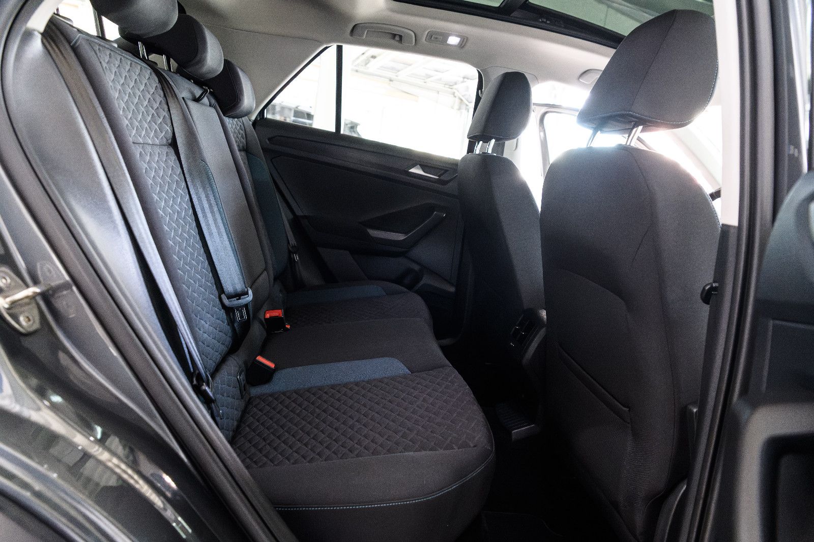 Fahrzeugabbildung Volkswagen T-Roc IQ.DRIVE+AHK+GJR+NAVI+PANORAMA+EL.HECKKLAP