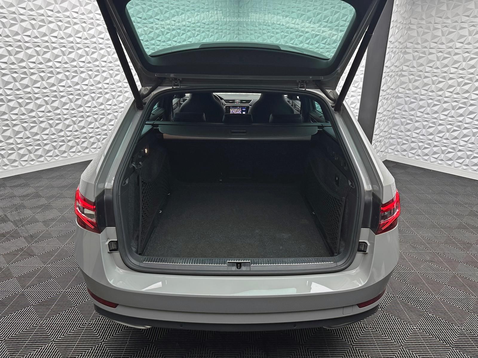 Fahrzeugabbildung SKODA Superb Sportline 2.0 TDI/BLACK-EDITION/PANO/VIRT