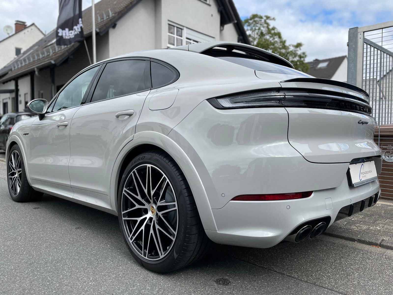 Fahrzeugabbildung Porsche Cayenne E-Hybrid Coupé |HUD|3.Disp|ACC|SportDesi